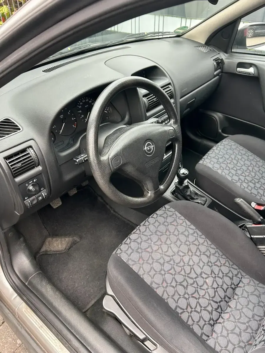 Używany Opel Astra Edition 75 KM (55 kW) 2000 Srebrny Sedan/Limuzyna
