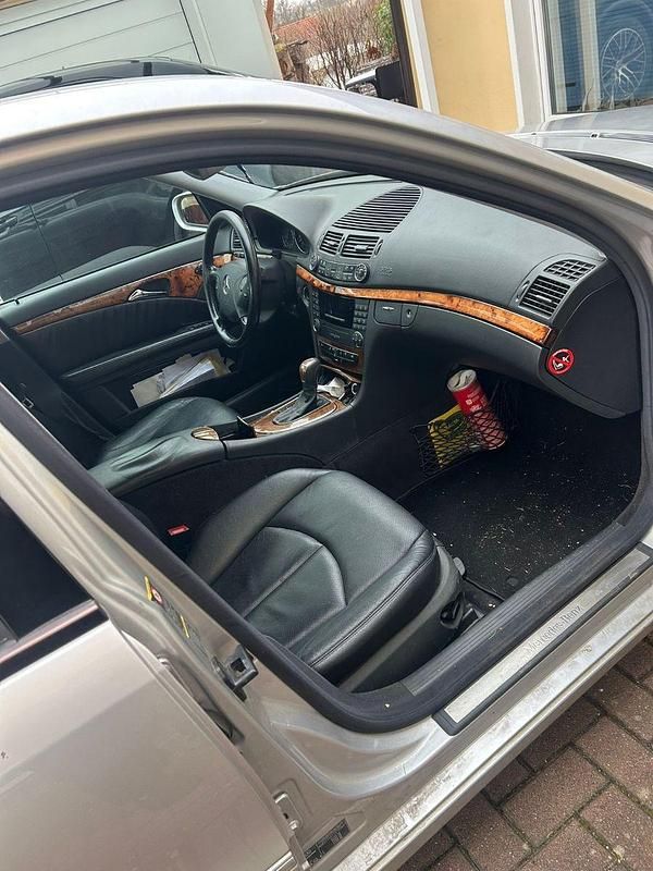 Gebraucht Mercedes E240 Elegance 177 PS (130 kW) 2003 Silber Limousine