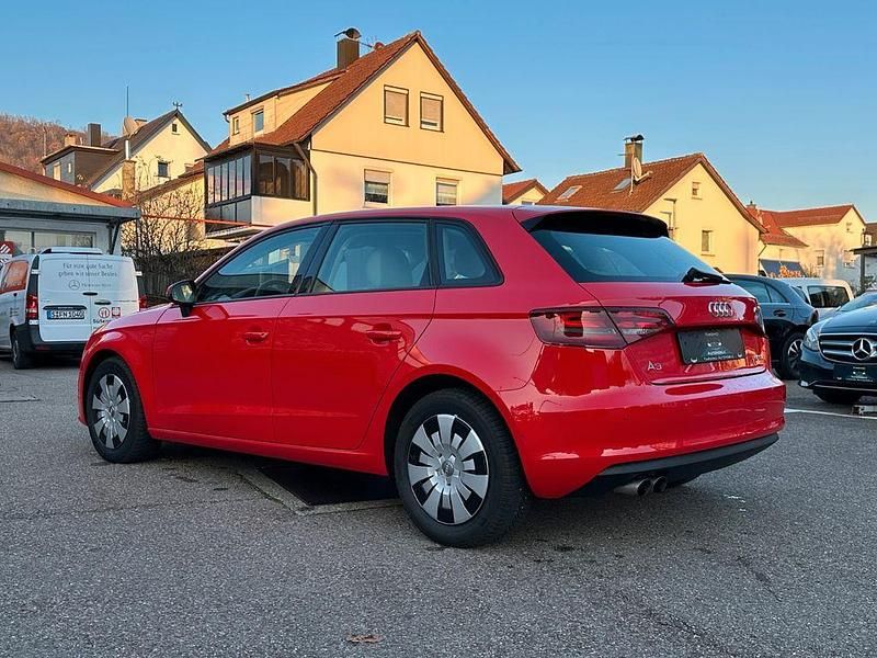 Gebraucht Audi A3 Attraction 140 PS (102 kW) 2013 Rot Limousine