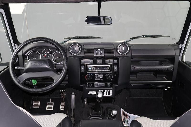 Gebraucht Land Rover Defender Adventure 122 PS (89 kW) 2016 Weiß Kombi