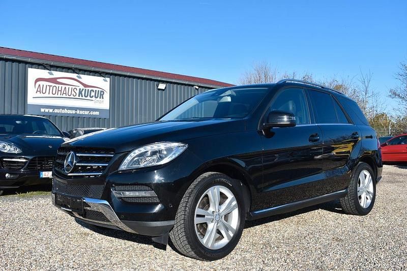 Obsidianschwarz Gebraucht 2015 Mercedes ML350 SUV | 25.890 € (Fairer Preis) - Bild 1/4