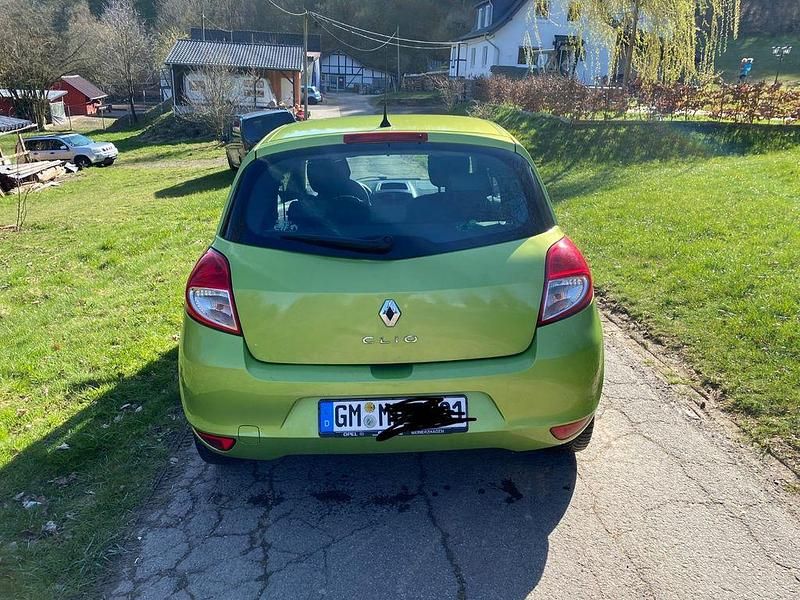 Gebraucht Renault Clio II 75 PS (55 kW) 2009 Grün Limousine