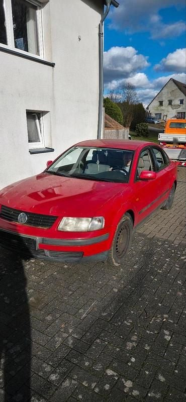 Gebraucht VW Passat 100 PS (73 kW) 1998 Rot Limousine