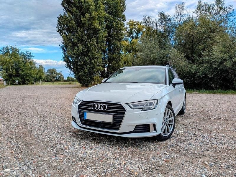 Weiß Gebraucht 2017 Audi A3 Sportback Comfort Limousine | 16.450 € (Guter Preis) - Bild 1/4