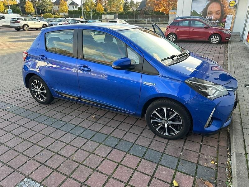 Blau Gebraucht 2018 Toyota Yaris Hybrid Kleinwagen | 10.700 € (Guter Preis) - Bild 1/4