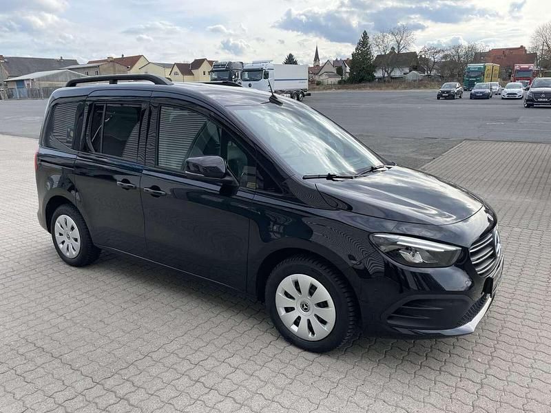 Gebraucht Mercedes T180 Progressive 116 PS (85 kW) 2023 Loparitschwarz Van / Kleinbus