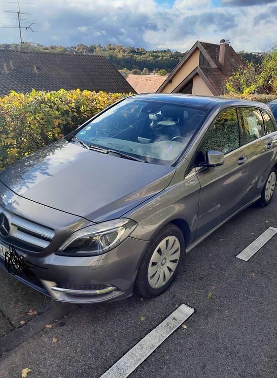 Grau Gebraucht 2012 Mercedes B200 Van / Kleinbus | 3.900 € (Superpreis) - Bild 1/3
