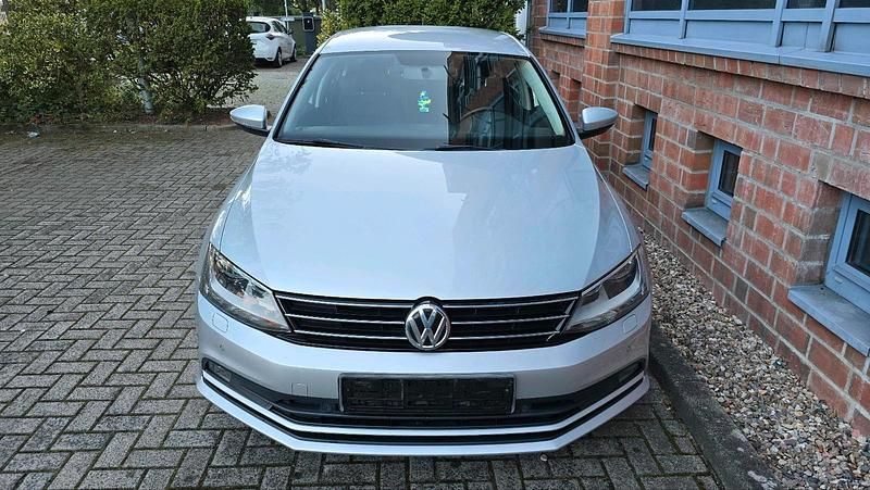 Gebraucht VW Jetta 105 PS (77 kW) 2015 Silber Limousine