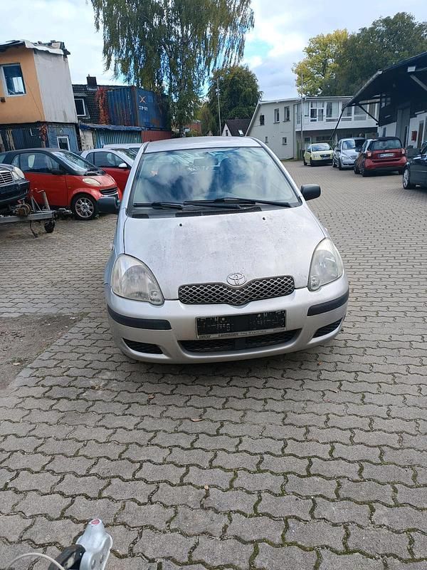 Silber Gebraucht 2004 Toyota Yaris Kleinwagen | 1.250 € (Fairer Preis) - Bild 1/4