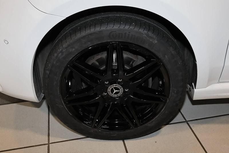Gebraucht Mercedes V300 AMG 237 PS (174 kW) 2023 Bergkristallweiß metallic Van / Kleinbus