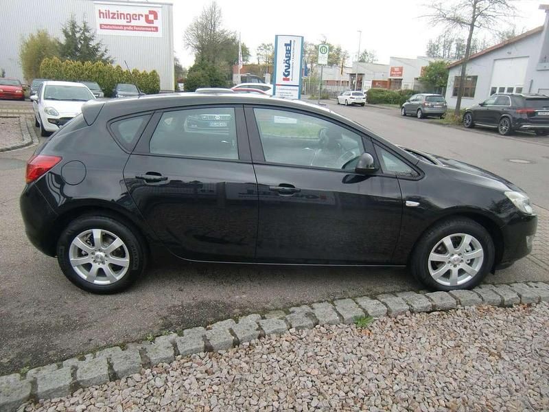Używany Opel Astra Design Edition 87 KM (63 kW) 2012 Czarny Sedan/Limuzyna