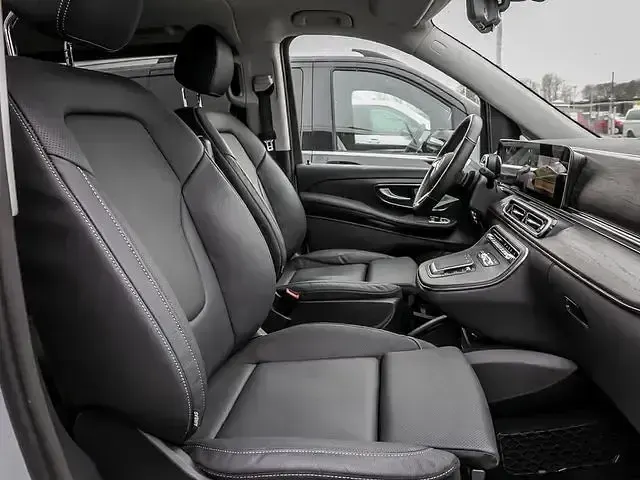 Gebraucht Mercedes V220 Avantgarde 163 PS (119 kW) 2024 Bergkristallweiß Van / Kleinbus