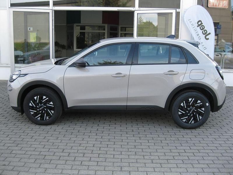 Neu Fiat 600 101 PS (74 kW) 2025 Beige Limousine