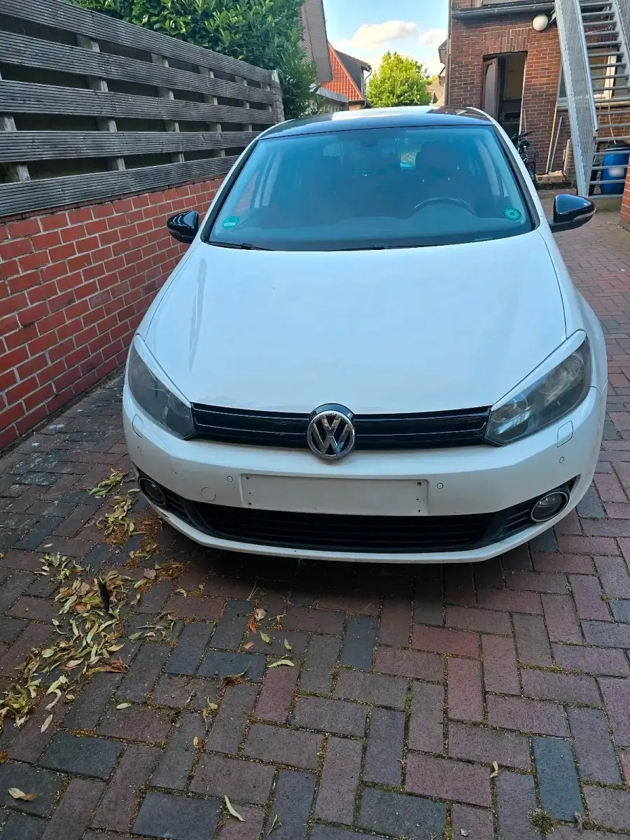 Gebraucht VW Golf VI 105 PS (77 kW) 2012 Weiß Kleinwagen