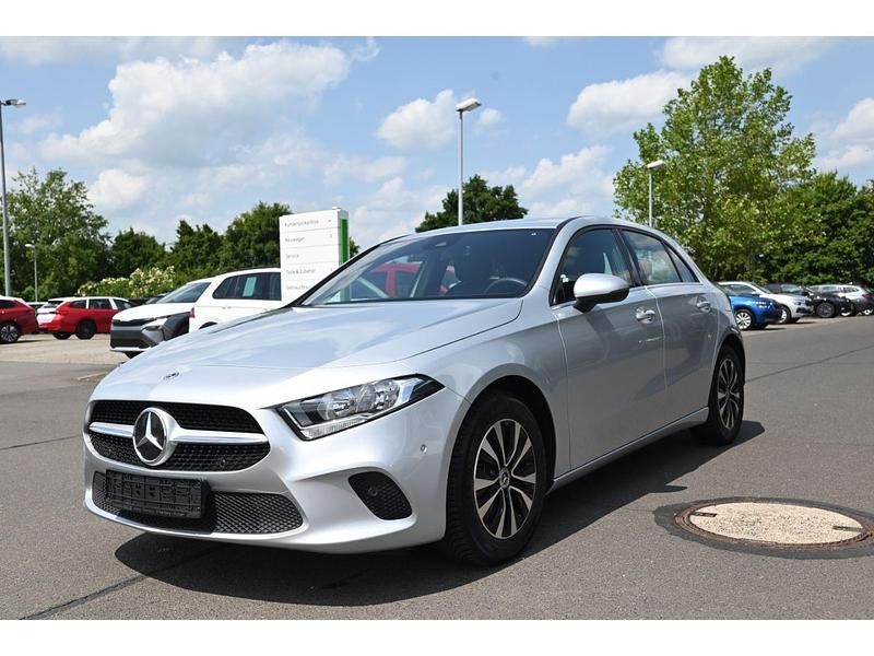 Silber Gebraucht 2023 Mercedes A200 Limousine | 24.990 € (Superpreis) - Bild 1/4