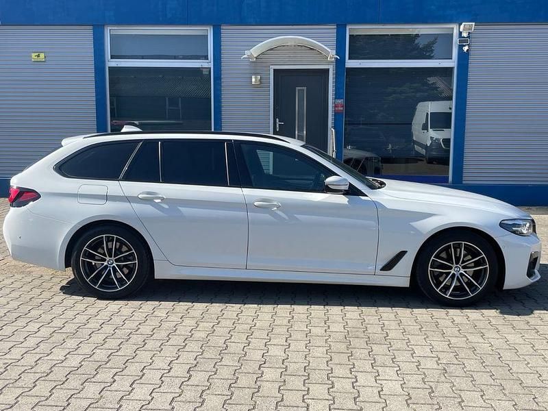Gebraucht BMW 520 M Sport 190 PS (139 kW) 2022 Alpinweiss iii Kombi