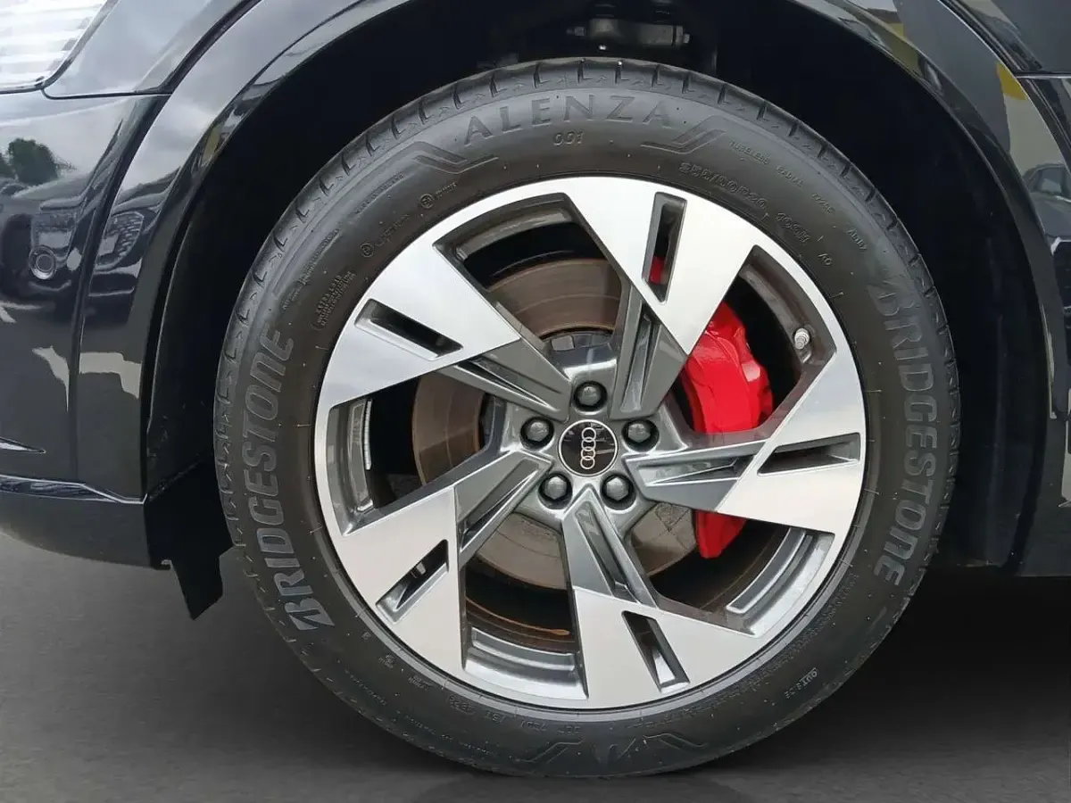 Gebraucht Audi Q8 e-tron S-Line 250 kW (340 PS) 2024 Mythosschwarz metallic SUV