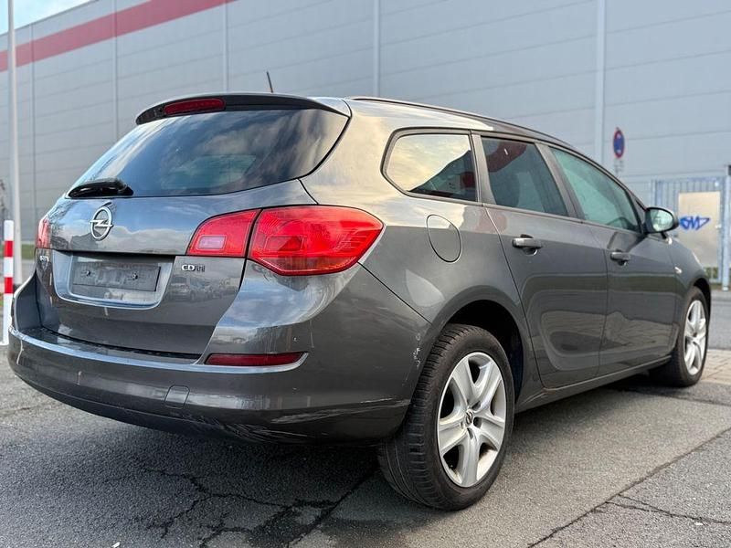 Gebraucht Opel Astra Design Edition 125 PS (91 kW) 2011 Grau Kombi