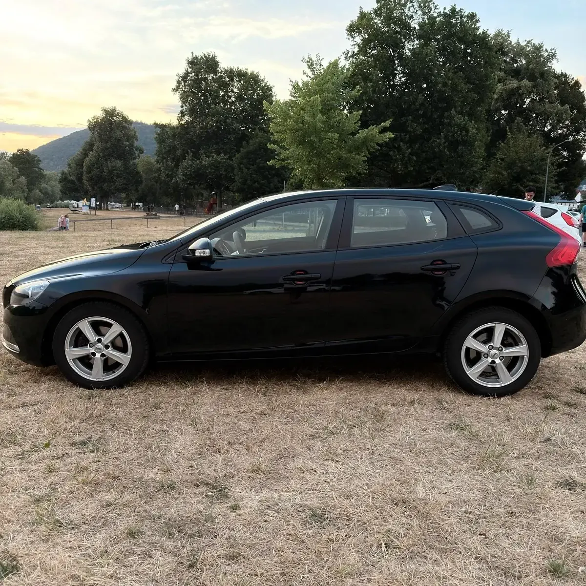 Gebraucht Volvo V40 Kinetic 120 PS (88 kW) 2014 Schwarz Kleinwagen