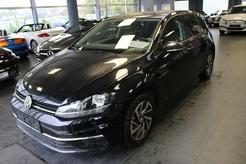 Gebraucht VW Golf VII Comfortline 110 PS (80 kW) 2017 Deep black pearlescent metalli Limousine