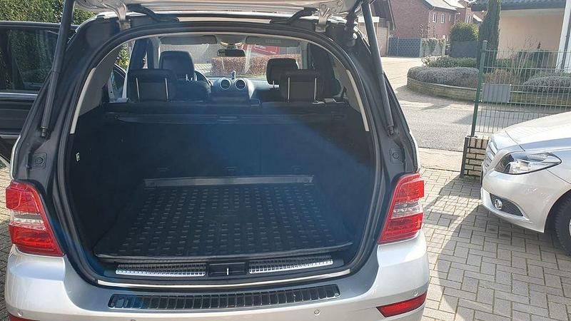 Gebraucht Mercedes ML300 190 PS (139 kW) 2010 Silber SUV