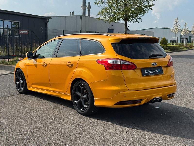 Usata Ford Focus ST 250 CV (183 kW) 2013 Giallo Station wagon