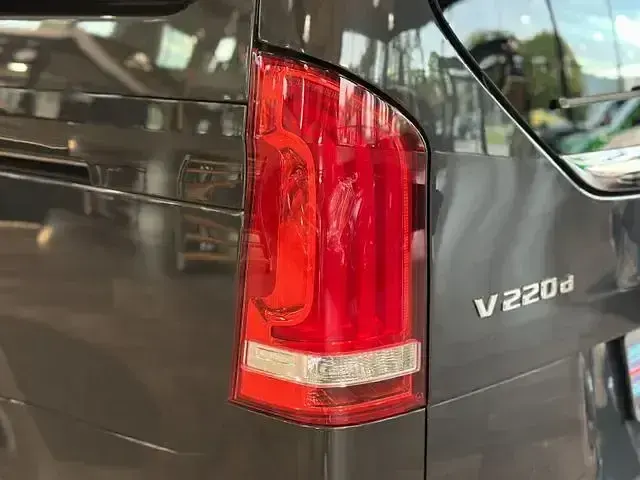 Gebraucht Mercedes V220 AMG line 163 PS (119 kW) 2022 Grau Van / Kleinbus