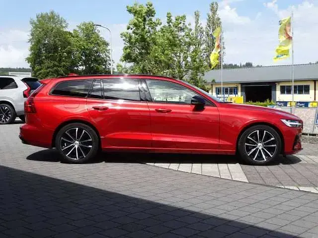 Gebraucht Volvo V60 Plus 335 PS (246 kW) 2024 Fusion red / metallic Kombi