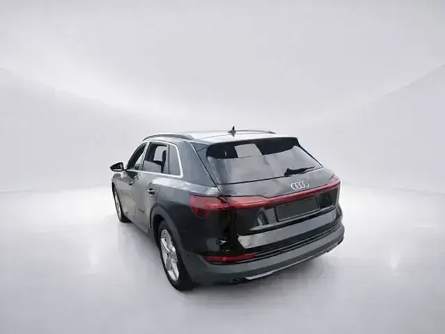 Gebraucht Audi e-tron Sport 300 kW (408 PS) 2023 Brillantschwarz SUV