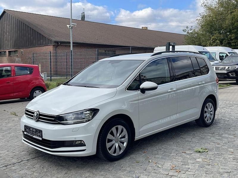 Weiß Gebraucht 2019 VW Touran Van / Kleinbus | 18.921 € (Teuer) - Bild 1/4