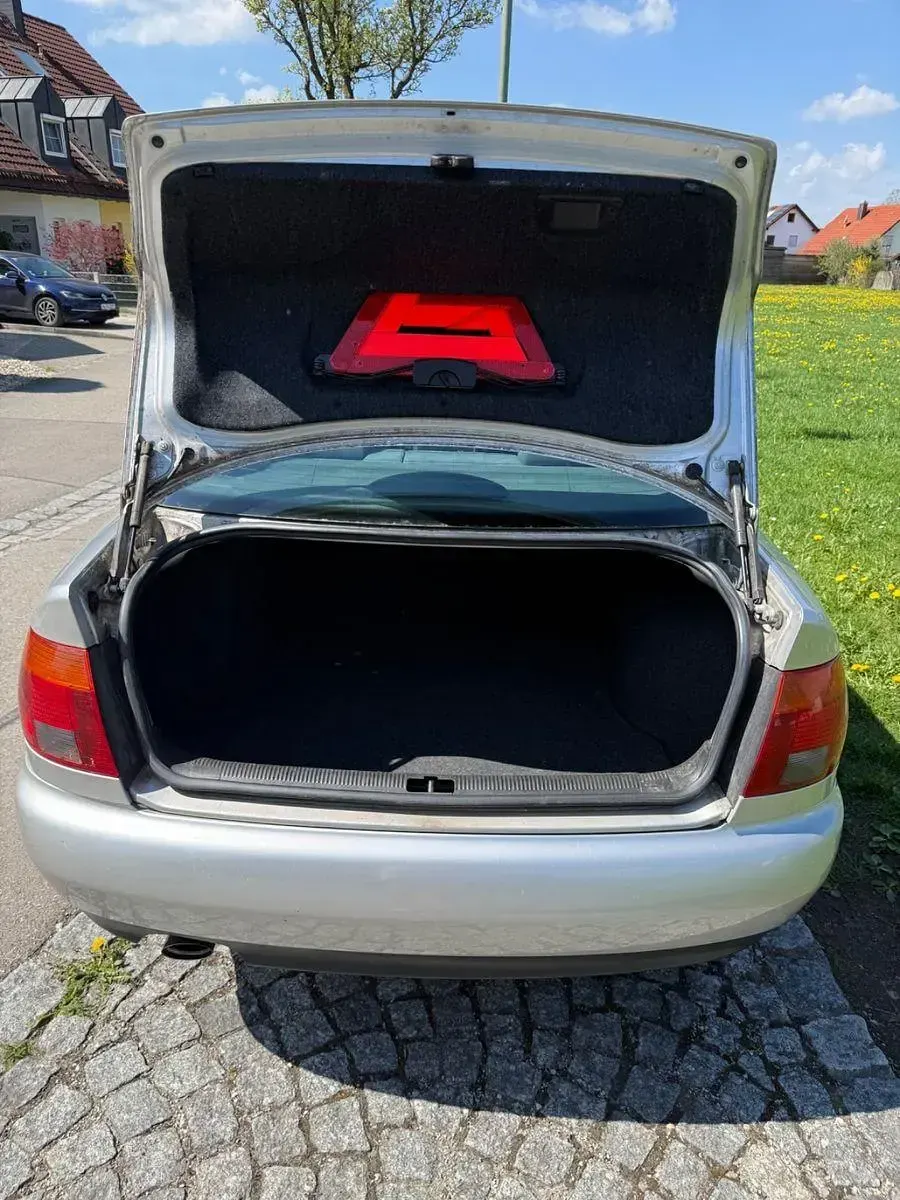 Second-hand Audi A4 101 CP (74 kW) 1995 Gri Berlinǎ