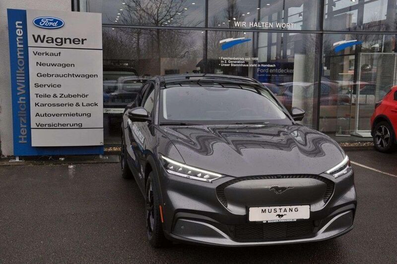 Grau Gebraucht 2021 Ford Mustang Mach-E Extended Range SUV | 36.890 € (Fairer Preis) - Bild 1/4