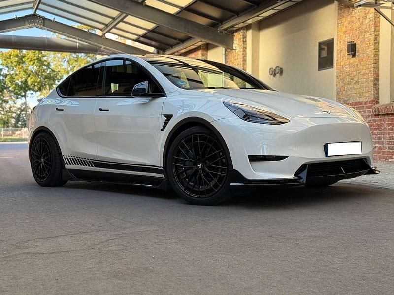 Weiß Gebraucht 2023 Tesla Model Y SUV | 33.399 € (Teuer) - Bild 1/4