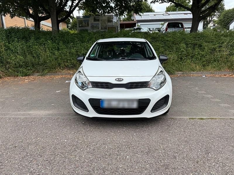 Weiß Gebraucht 2013 Kia Rio 2 Kleinwagen | 3.650 € (Guter Preis) - Bild 1/4