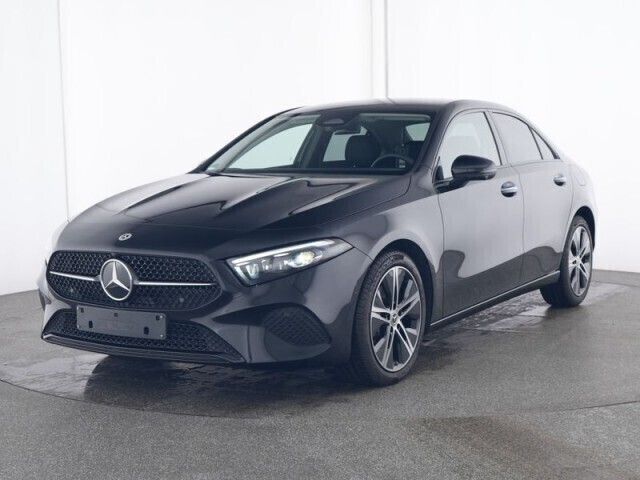 Schwarz Gebraucht 2024 Mercedes A200 Limousine | 33.990 € (Teuer) - Bild 1/4