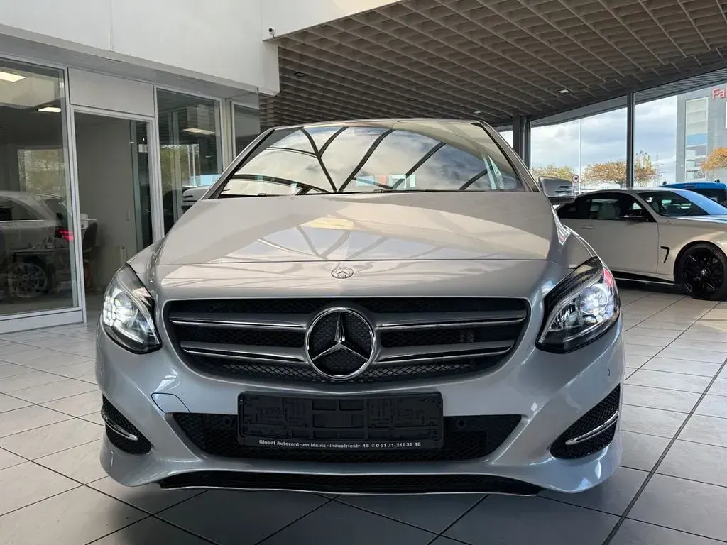 Gebraucht Mercedes B180 Edition 122 PS (89 kW) 2017 Silber Van / Kleinbus