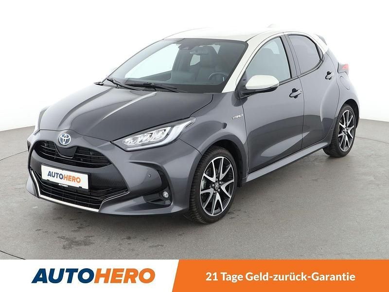 Grau Gebraucht 2020 Toyota Yaris Hybrid Style Limousine | 19.150 € (Fairer Preis) - Bild 1/3