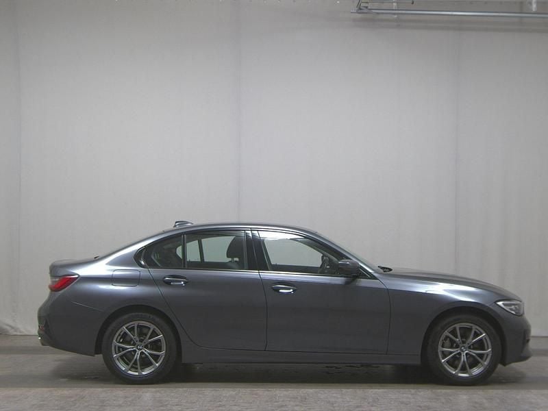 Grau Gebraucht 2019 BMW 330 Sport Line Limousine | 21.450 € (Fairer Preis) - Bild 1/4