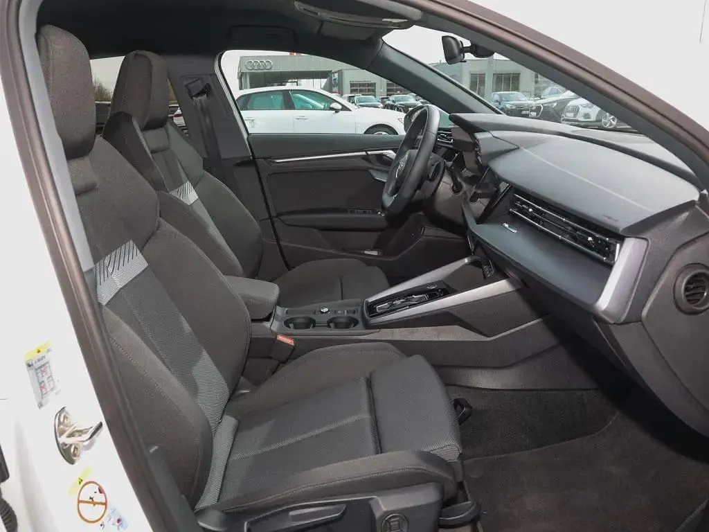 Gebraucht Audi A3 Ambiente 116 PS (85 kW) 2025 Gletscherweiß metallic Limousine