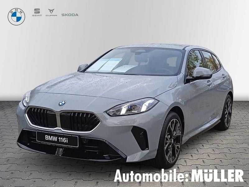 Brooklyn grau metallic Neu 2025 BMW 116 Performance Kleinwagen | 33.800 € (Etwas zu teuer) - Bild 1/4