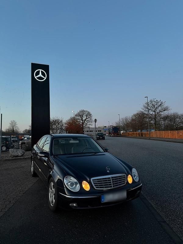 Blau Gebraucht 2004 Mercedes E280 Limousine | 9.500 € - Bild 1/4