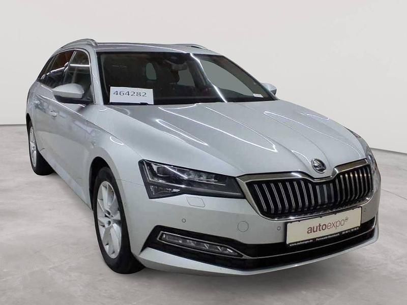 Brillantsilber metallic Gebraucht 2022 Skoda Superb Style Kombi | 22.990 € (Teuer) - Bild 1/4