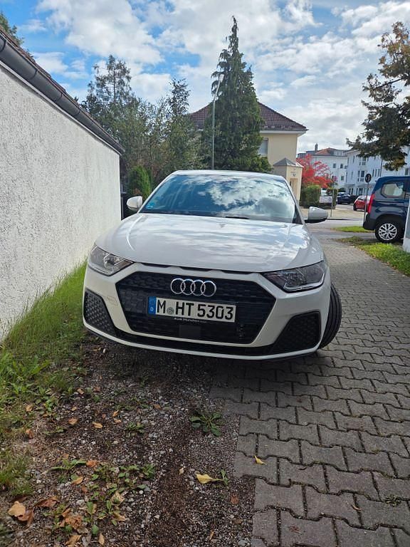 Weiß Gebraucht 2022 Audi A1 Sportback Kleinwagen | 19.999 € (Fairer Preis) - Bild 1/4