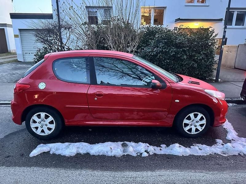 Gebraucht Peugeot 206 68 PS (50 kW) 2011 Rot Limousine