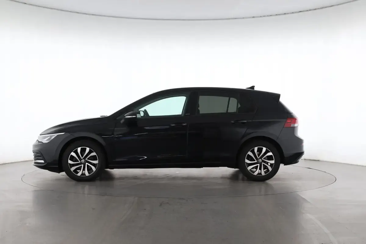 Gebraucht VW Golf VIII Active 150 PS (110 kW) 2021 Deep black perleffekt Kleinwagen