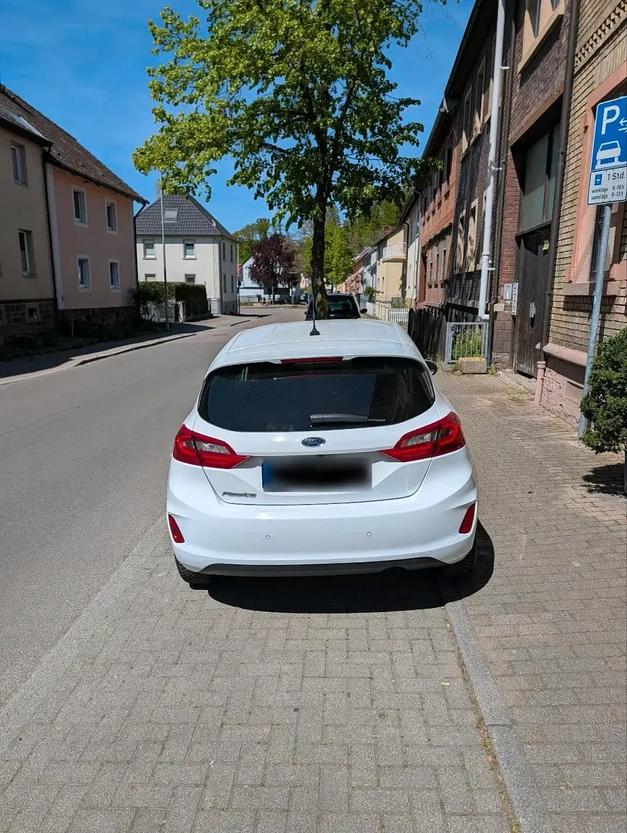 Gebraucht Ford Fiesta Titanium 101 PS (74 kW) 2018 Weiß Kleinwagen