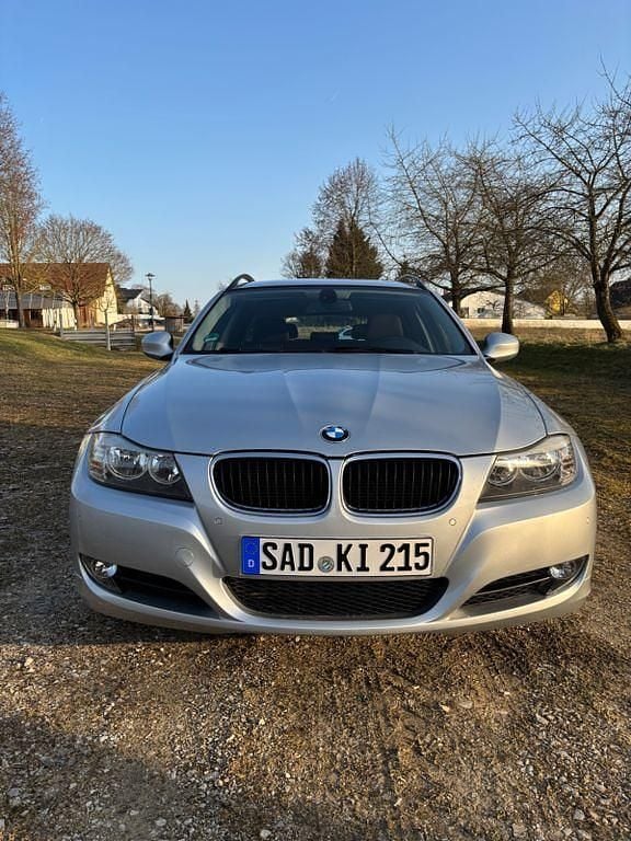 Gebraucht BMW 318 143 PS (105 kW) 2010 Silber Kombi