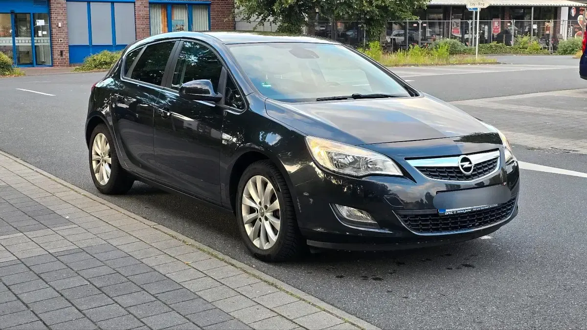 Gebraucht Opel Astra 125 PS (91 kW) 2012 Schwarz Limousine