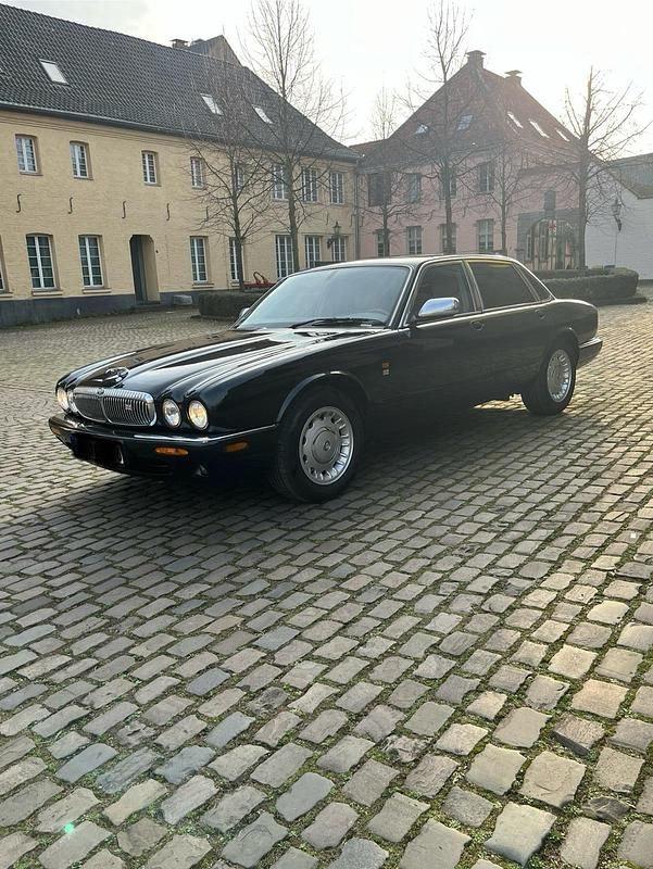 Schwarz Gebraucht 2002 Jaguar XJ8 Limousine | 14.490 € - Bild 1/4