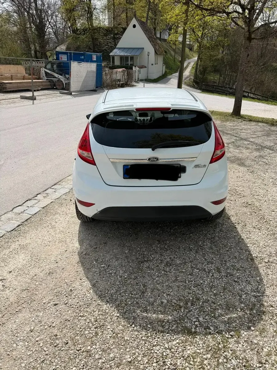 Gebraucht Ford Fiesta 95 PS (69 kW) 2012 Weiß Coupé